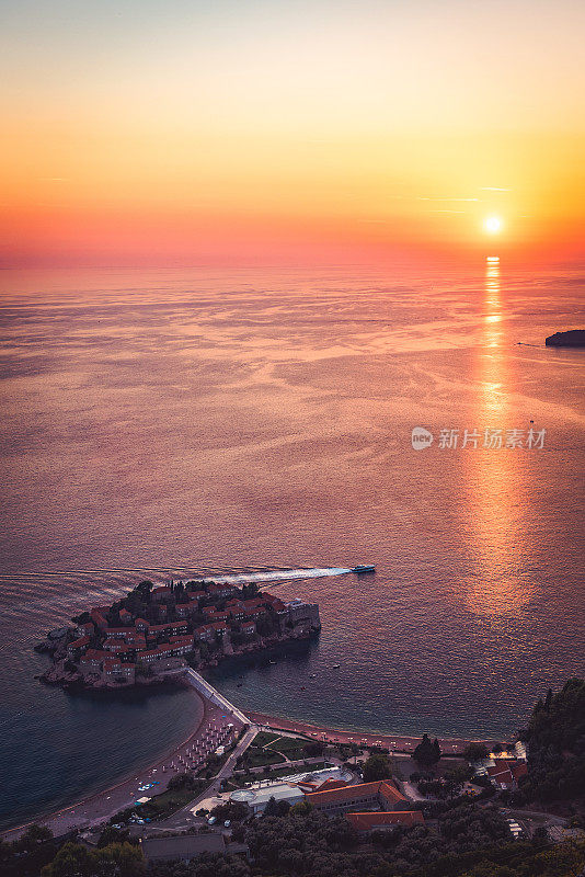 黑山日落的Sveti Stefan